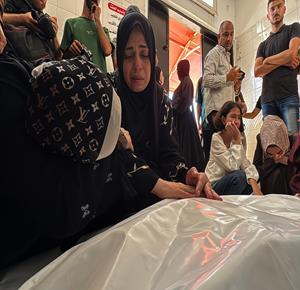 وداع وتشييع شهيدين في مستشفى شهداء الأقصى بمدينة دير البلح وسط قطاع غزة، الذين ارتقيا في غارة إسرائيلية استهدفت مركبة في منطقة الزهراء وسط القطاع
